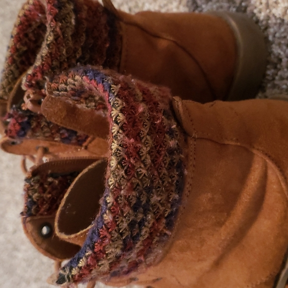 American Eagle ankle boots. Tan color, size 3.5 - Picture 4 of 7